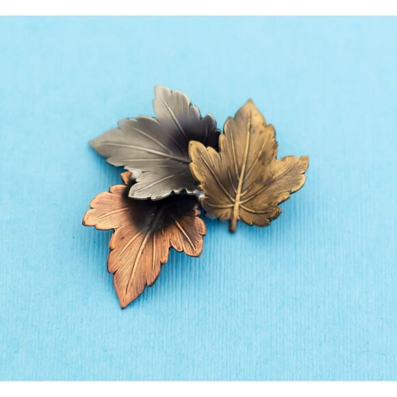 Vintage Tritone Maple Leaves Brooch N20 - Picture 1 of 2